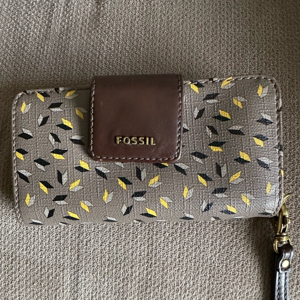 FOSSIL wallet; EUC smoke free home and pet controlled environment
